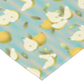 Birnen auf Streifen Tischdecke (Schrägansicht)