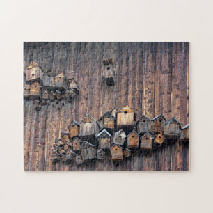 Birthäuser an der Holzwand, lustig und knifflig Puzzle
