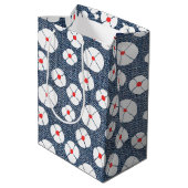 Birthday Balloons auf dem floralen Denim Medium Ge Mittlere Geschenktüte (Rückseite Schrägansicht)