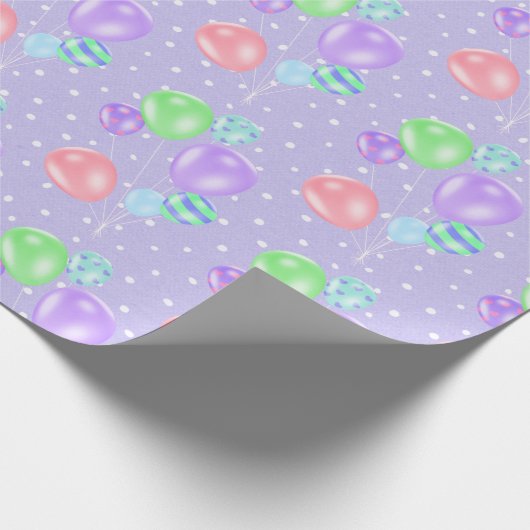 Birthday Balloons auf Polka Dots Wrapping Paper Geschenkpapier (Ecke)
