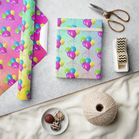 Birthday Balloons mit Confetti auf Regenbogen Geschenkpapier (Kunsthandwerk)