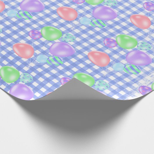 Birthday Balloons on Blue Gingham Wrapping Paper Geschenkpapier (Ecke)