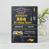 Birthday Bash Chalkboard Backyard Barbecue Invita Einladung (Stehend Vorderseite)