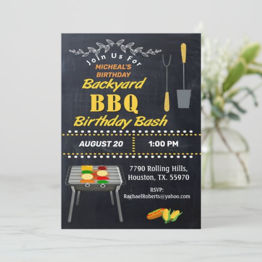 Birthday Bash Chalkboard Backyard Barbecue Invita Einladung (Stehend Vorderseite)