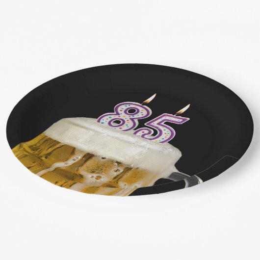 Birthday Beer auf schwarzer Papierplatte Pappteller (Schrägansicht)