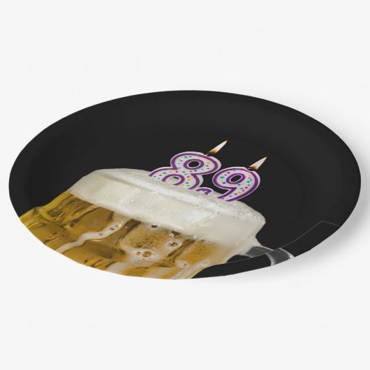 Birthday Beer auf schwarzer Papierplatte Pappteller (Schrägansicht)