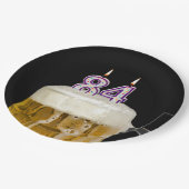 Birthday Beer auf schwarzer Papierplatte Pappteller (Schrägansicht)