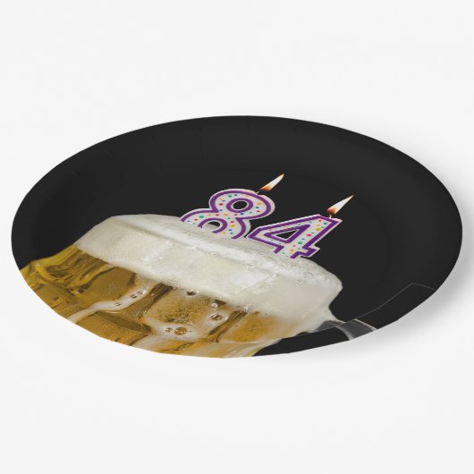 Birthday Beer auf schwarzer Papierplatte Pappteller (Schrägansicht)