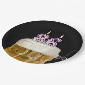 Birthday Beer auf schwarzer Papierplatte Pappteller (Schrägansicht)