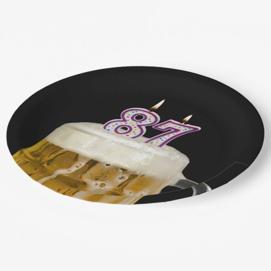 Birthday Beer auf schwarzer Papierplatte Pappteller (Schrägansicht)