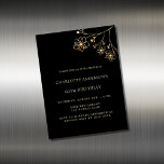 Birthday Black Gold Blumenmagnet Einladung<br><div class="desc">Eine moderne,  elegante und minimalistische Geburtstagsfeier. Ein schwarzer Hintergrund,  der mit goldenen Imitaten geschmückt ist. Personalisieren Sie Ihren Namen und Ihre Party-Daten und fügen Sie diese hinzu.</div>