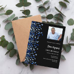 Birthday Black Marine Blue Foto Einladung<br><div class="desc">Modernes,  elegantes und einladendes Hotel. Ein schwarzer Hintergrund mit blauen Konfetti. Personalisieren und fügen Sie Foto,  einen Namen und Party Details. Weißer Text. 1 Blatt = 1 Einladung mit Druckkante bis Kante.</div>