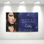 Birthday Blue Glitzer Staub Custom Foto Welcome Banner<br><div class="desc">Feiern eines 21. (oder eines beliebigen Alters) Meilensteins Geburtstags eines Mädchens/einer Frau. Ein dunkelblauer Hintergrund. Die blaue Farbe ist ungleichmäßig. Dekoriert mit Imitaten Glitzer Staub. Personalisieren und fügen Sie Ihr eigenes Foto des Geburtstagsmädchens hinzu. Verwenden Sie ein Foto in vertikaler/porträtgroßer Größe. Der Text: Der Name in Grau mit einem modernen...</div>