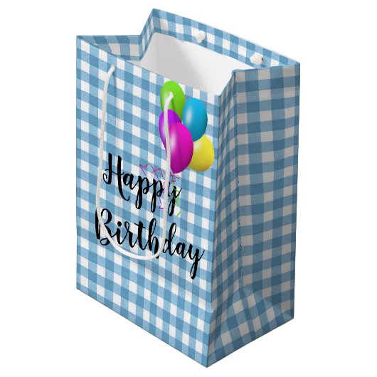 Birthday Blue und White Gingham Mittlere Geschenktüte (Vorderseite Schrägansicht)