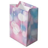 Birthday Bokeh Party Lights Mittlere Geschenktüte (Rückseite Schrägansicht)