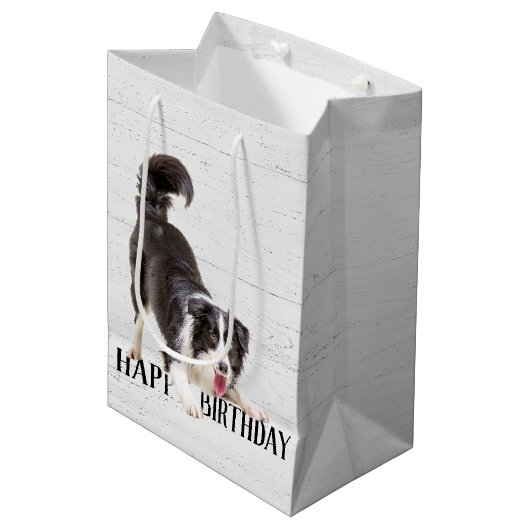 Birthday Border Collie on Wood Mittlere Geschenktüte (Vorderseite Schrägansicht)