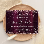 Birthday burgundy Rose Gold Save the Date<br><div class="desc">Eine Save the Date Karte für eine 21. Geburtstagsparty (oder jedes Alter). Ein tiefburgundischer metallischer Hintergrund mit vergoldeten Rose-Imitaten Glitzer,  Glitzern. Personalisieren und fügen Sie Datum und Name/Alter hinzu. Der Text: Save the Date wird mit einem handgeschriebenen Style-Skript mit Swashes geschrieben.</div>