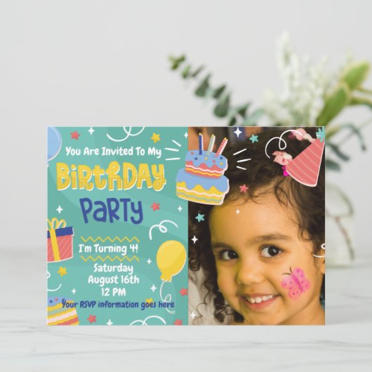 Birthday Cake präsentiert Balloon Party Einladung (Stehend Vorderseite)