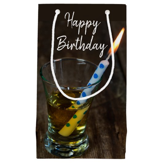 Birthday Candle in Whiskey Glass Kleine Geschenktüte (Vorderseite)
