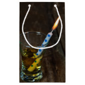 Birthday Candle in Whiskey Shot Glass Kleine Geschenktüte (Rückseite)