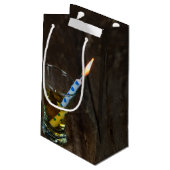 Birthday Candle in Whiskey Shot Glass Kleine Geschenktüte (Rückseite Schrägansicht)