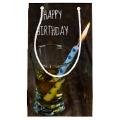 Birthday Candle in Whiskey Shot Glass Kleine Geschenktüte (Vorderseite)
