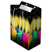 Birthday Candles and Confetti on Black Mittlere Geschenktüte (Rückseite Schrägansicht)