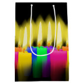 Birthday Candles auf Black Mittlere Geschenktüte (Rückseite)