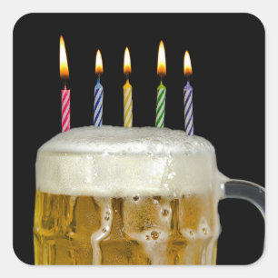 Birthday Candles in Beer Tasse Quadratischer Aufkleber