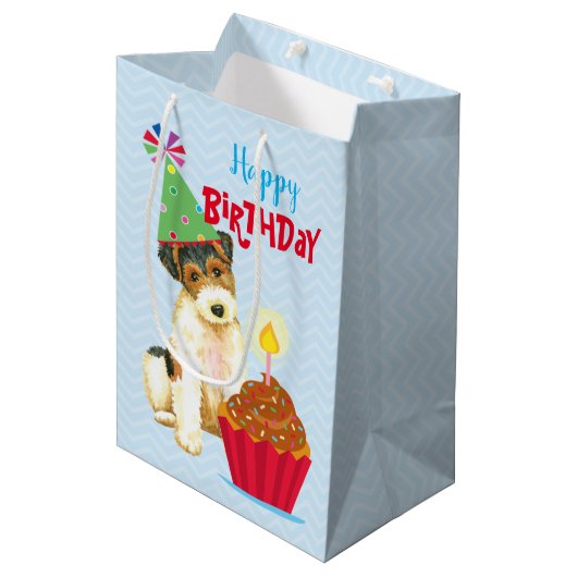 Birthday Cupcake Wire Fox Terrier Mittlere Geschenktüte (Vorderseite Schrägansicht)