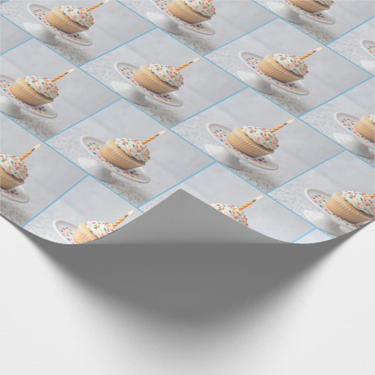 Birthday Cupcake with a Candle Geschenkpapier (Ecke)