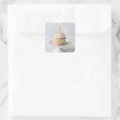 Birthday Cupcake with a Candle Quadratischer Aufkleber (Tasche)