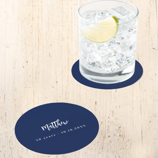 Birthday dunkelblau weiße Schrift minimalistisch Runder Pappuntersetzer