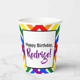 Birthday-Ereignis mit markierten Rainbow-Farben Pappbecher