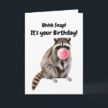 Birthday Funny Raccoon bläst Pink Blase Karte<br><div class="desc">Mit dieser spielerischen Karte mit einem hübschen Waschbär, der eine leuchtend rosa Kaugummi-Blase aufbläst, können Sie Geburtstage mit der lustigen Nachricht "ohhh Snap! Es ist dein Geburtstag!" über dem Kunstwerk. Im Inneren wird das Fest mit "Pop die Blasen, es ist dein Geburtstag" fortgesetzt - aber sowohl der Vorder- als auch...</div>