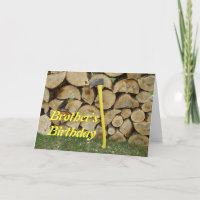 Birthday-gelbe Axt und Holzhaufen des Bruders