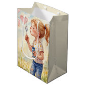 Birthday Girl blasst Herzblasen Mittlere Geschenktüte (Vorderseite Schrägansicht)