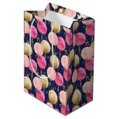 Birthday Girl Pattern Mittlere Geschenktüte (Rückseite Schrägansicht)