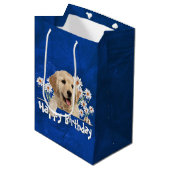 Birthday Golden Retriever auf blaues Leder Mittlere Geschenktüte (Vorderseite Schrägansicht)