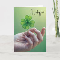 Birthday Hand hält vier Leaf Klee