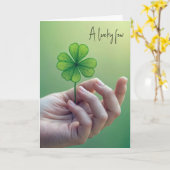 Birthday Hand hält vier Leaf Klee Karte (Gelbe Blume)
