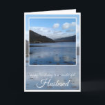 Birthday Husband, Inveraray, Schottland Karte<br><div class="desc">Happy Birthday Husband,  blaues Wasser vor grünen,  mit Bäumen bedeckten Hügeln und blauen Himmelssee Reflexionen in Inveraray,  Schottland.
Im Vordergrund steht: Herzlichen Glückwunsch zum Geburtstag zu einem wunderschönen Husband. Die Karte im Inneren ist leer.</div>