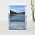 Birthday Husband, Inveraray, Schottland Karte<br><div class="desc">Happy Birthday Husband,  blaues Wasser vor grünen,  mit Bäumen bedeckten Hügeln und blauen Himmelssee Reflexionen in Inveraray,  Schottland.
Im Vordergrund steht: Herzlichen Glückwunsch zum Geburtstag zu einem wunderschönen Husband. Die Karte im Inneren ist leer.</div>