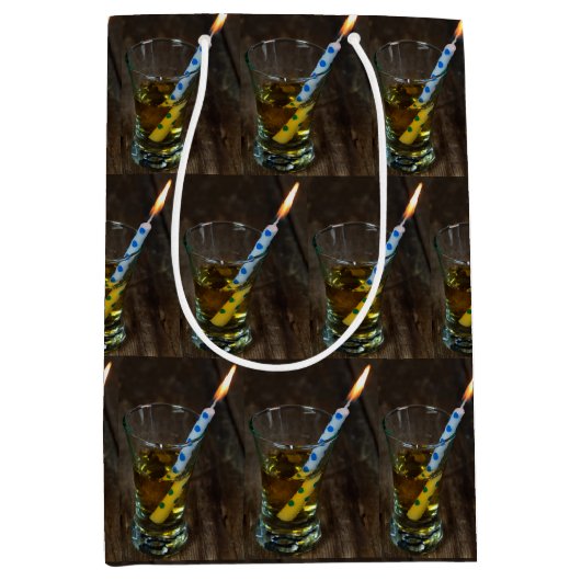 Birthday Kerze in Whiskey Mittlere Geschenktüte (Vorderseite)