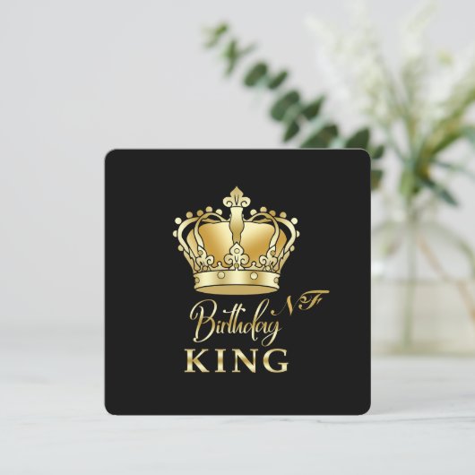 Birthday King Gold Crown Royal Monogram Luxe Einladung (Stehend Vorderseite)