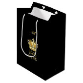 Birthday King Gold Crown Royal Monogram Luxe Mittlere Geschenktüte (Vorderseite Schrägansicht)