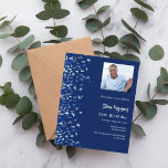 Birthday Marine Blue Foto Konfetti Einladung<br><div class="desc">Modernes,  elegantes und einladendes Hotel. Ein marineblauer blauer Hintergrund mit blauen Konfetti. Personalisieren und fügen Sie Foto,  einen Namen und Party Details. Weißer Text. 1 Blatt = 1 Einladung mit Druckkante bis Kante.</div>