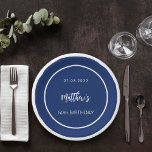 Birthday Marineblau Weiße minimalistische Männer T Pappteller<br><div class="desc">Ein marineblau mit weißem Rahmen dekorierter Hintergrund. Personalisieren und fügen Sie ein Datum,  einen Namen,  ein Alter.</div>