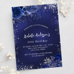 Birthday marineblaue Blumen silberne Glitzern Luxu Einladung<br><div class="desc">Marineblau,  mit Imitaten verziert,  silberner Glitzer,  Glitzern und blauen Blumen. Die blaue Farbe ist ungleichmäßig. Personalisieren und fügen Sie einen Namen und Party-Details hinzu.</div>