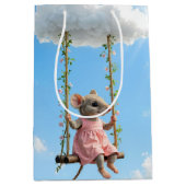 Birthday Mouse In a Pink Dress On a Swing Mittlere Geschenktüte (Vorderseite)